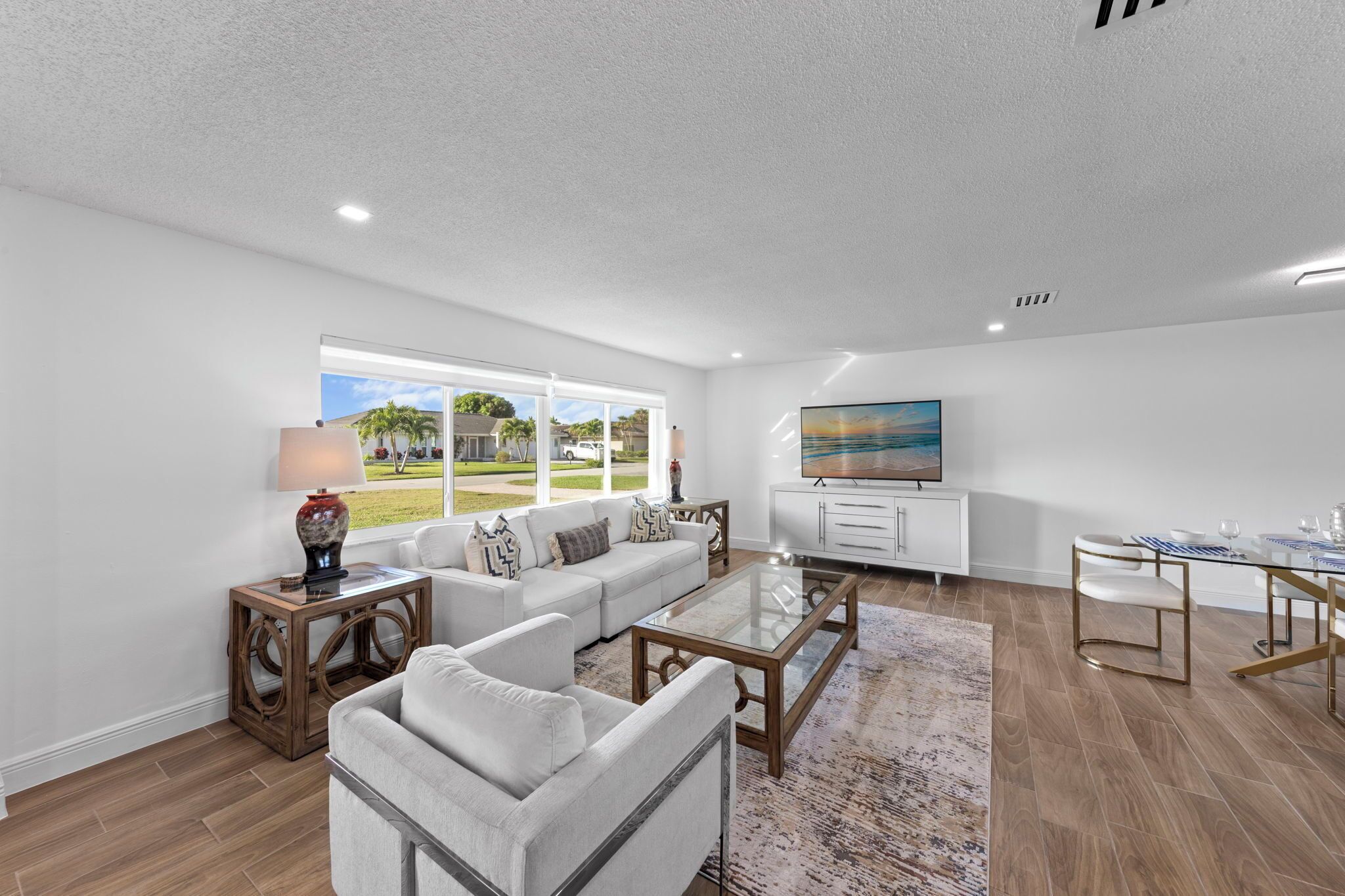 Modern Riverfront Home 4 Br & 3 Bath With Stunning Canal Water Views, Private Heated Pool, Garage & Private Dock Access Great For Fishing, 4 Bikes To Explore, And Minutes To Sanibel, Captiva, And Local Beaches. - Fort Myers, FL