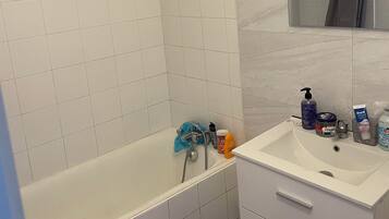 Een haardroger, handdoeken, toiletpapier