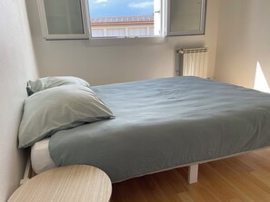 3 makuuhuonetta, silitysrauta/-lauta, Wi-Fi, vuodevaatteet