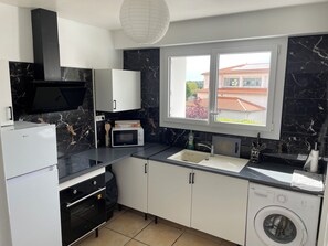 Private kitchen - Apartment in a private residence 10km from Futuroscope (Buxerolles)