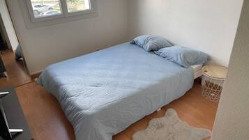 3 slaapkamers, een strijkplank/strijkijzer, wifi, beddengoed