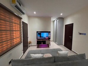 Iron/ironing board, free WiFi - The Veron-Dzorwulu (Accra)