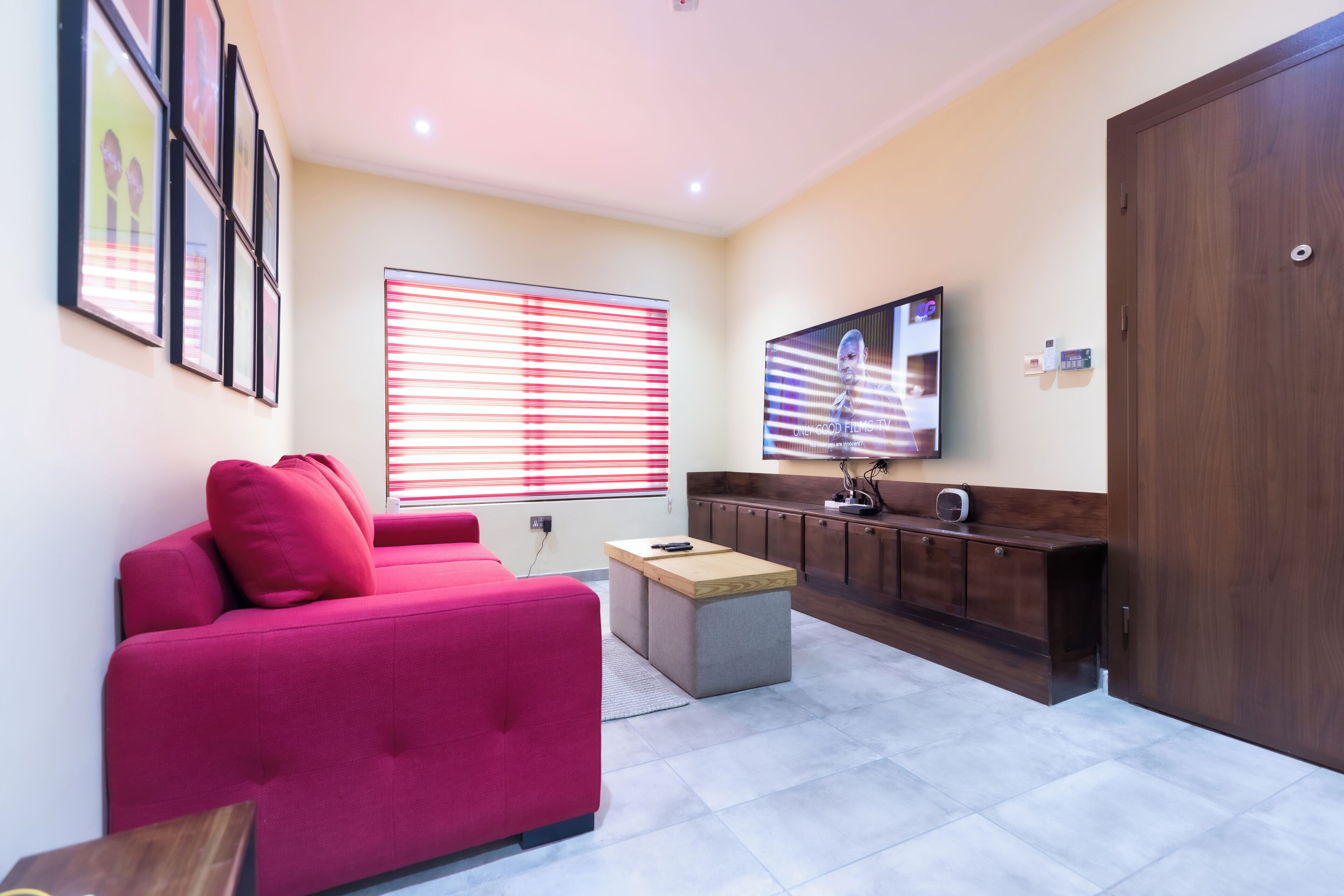 Executive Apartment | Iron/ironing board, free WiFi