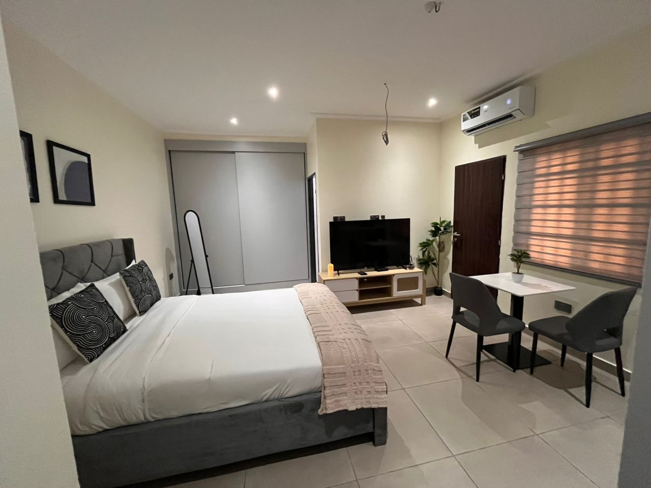 Standaard studio | Een strijkplank/strijkijzer, gratis wifi