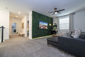 Smart TV - 6BR Villa w/ Pool & Spa – ChampionsGate (Davenport)