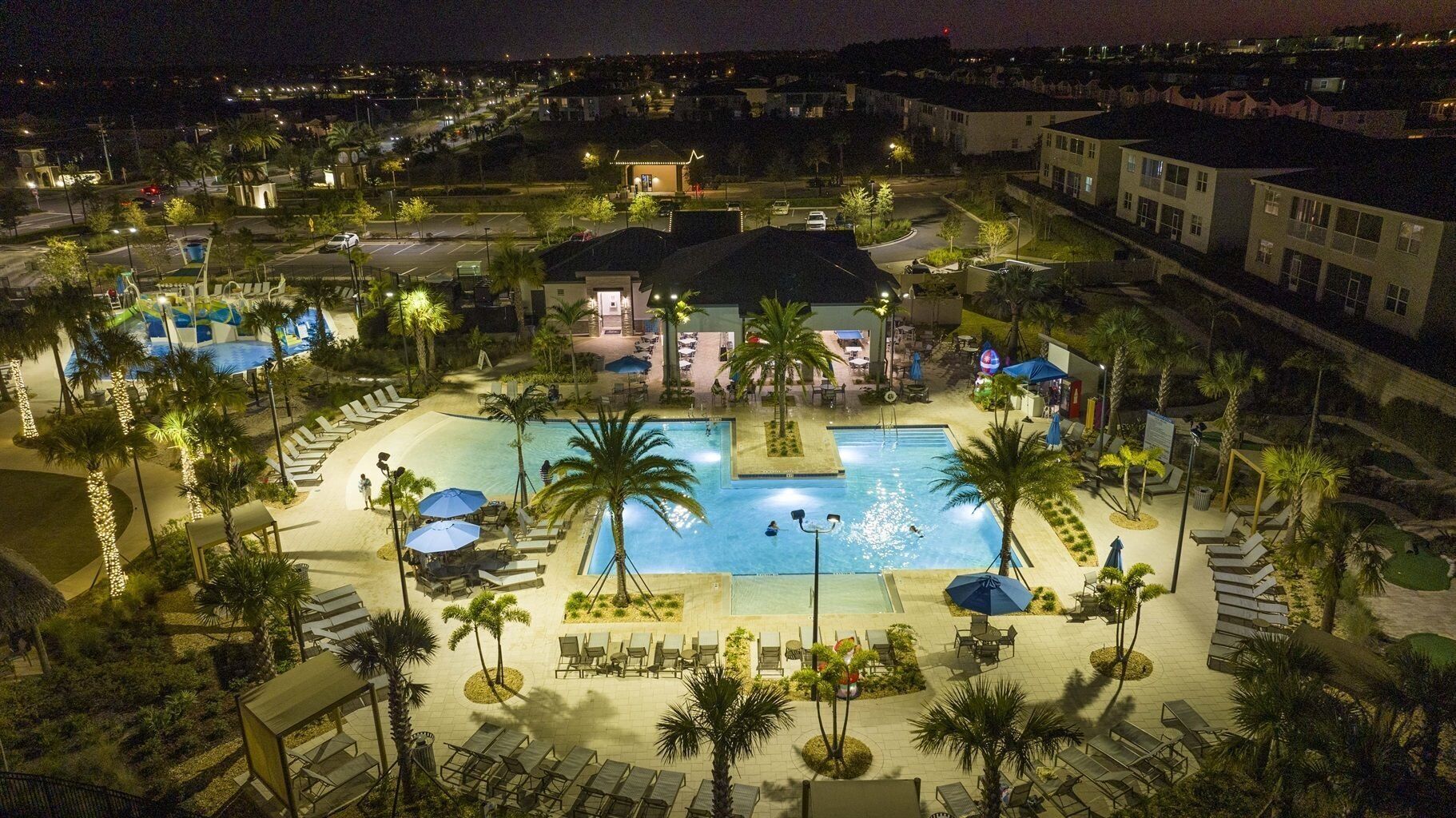 Alberca al aire libre y alberca climatizada