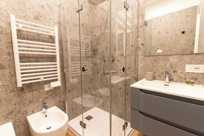 Dusche, Haartrockner, Bidet, Seife