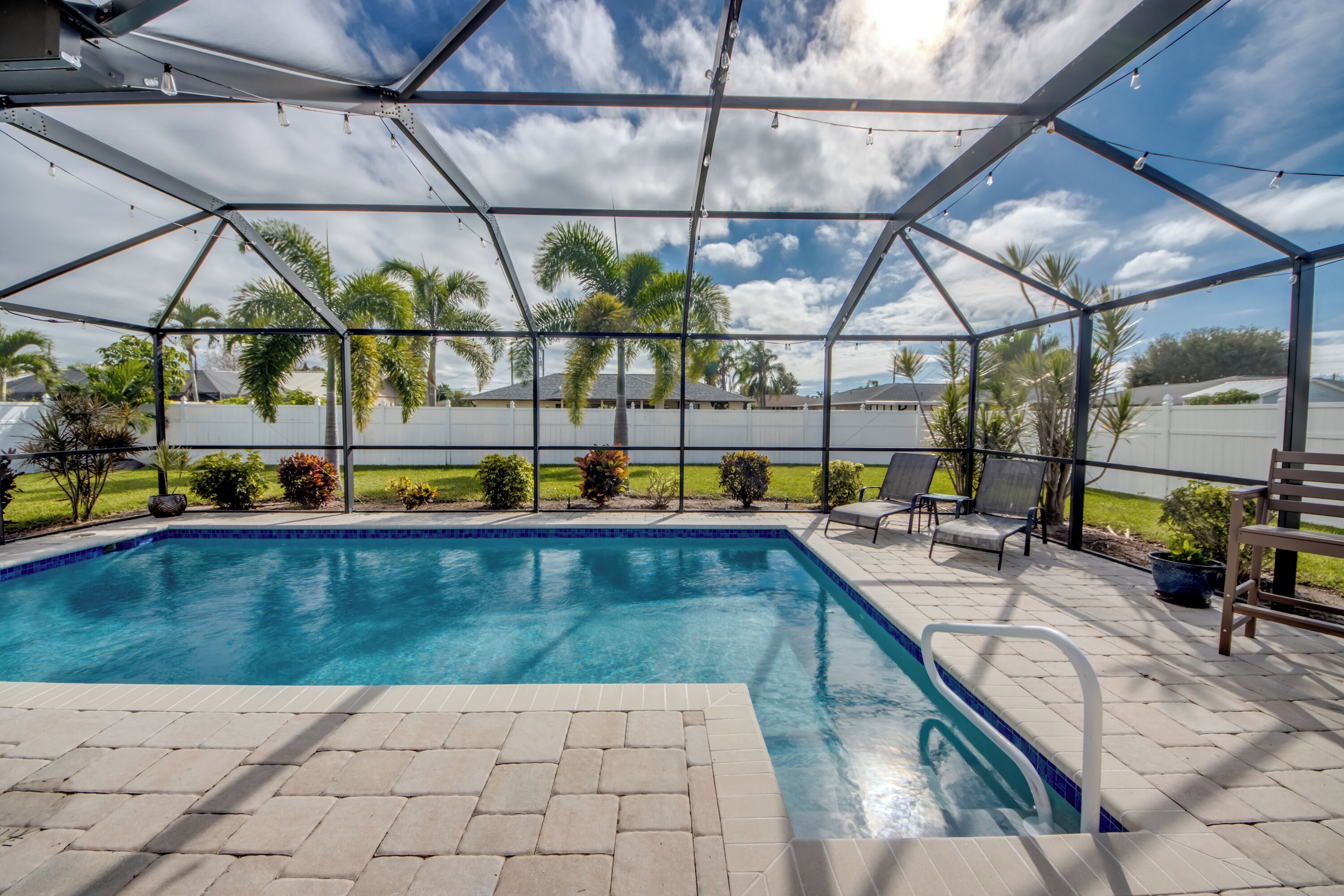 Utendørsbasseng og et oppvarmet basseng