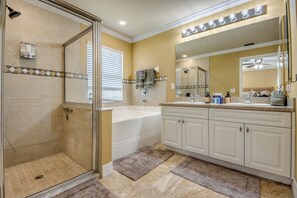 Shower, hair dryer, towels, soap - Electric Heated Pool - South Exposure - Private Yard - BBQ (Cape Coral)