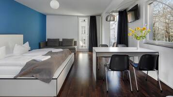 Familienapartment, Balkon | Schreibtisch, laptopgeeigneter Arbeitsplatz, Bügeleisen/Bügelbrett