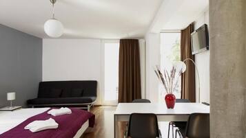 Schreibtisch, laptopgeeigneter Arbeitsplatz, Bügeleisen/Bügelbrett