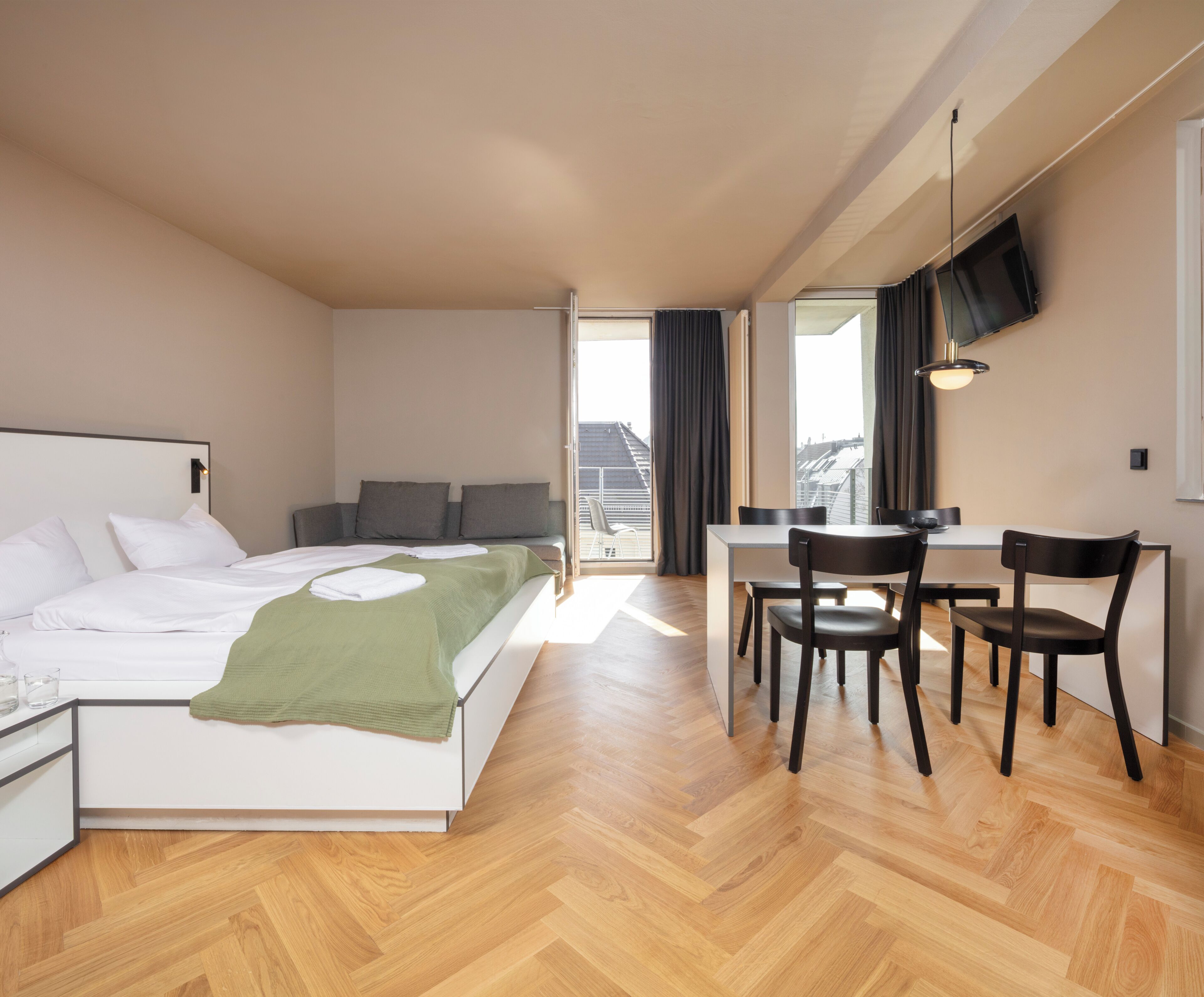 Familienapartment, Balkon | Schreibtisch, laptopgeeigneter Arbeitsplatz, Bügeleisen/Bügelbrett