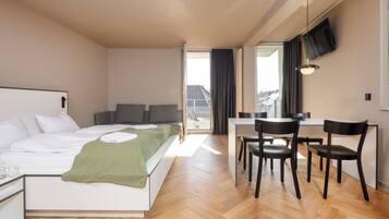 Familienapartment, Balkon | Schreibtisch, laptopgeeigneter Arbeitsplatz, Bügeleisen/Bügelbrett