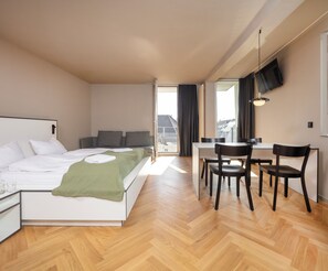 Familienapartment, Balkon | Schreibtisch, laptopgeeigneter Arbeitsplatz, Bügeleisen/Bügelbrett