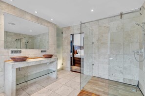 Shower, hair dryer, towels - Grafton Apartments | By My Getaways (Brighton)