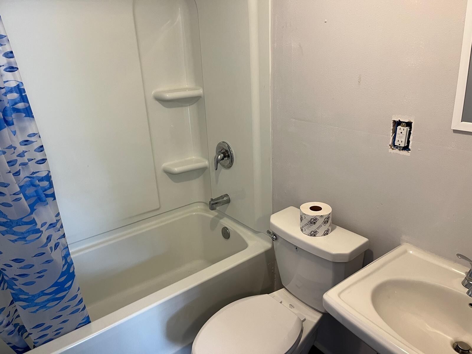 Serviettes fournies, savon, papier toilette