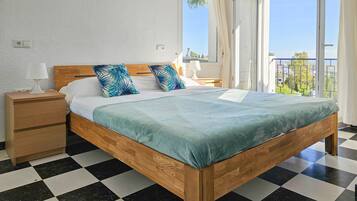 3 chambres, coffres-forts dans les chambres, fer et planche à repasser