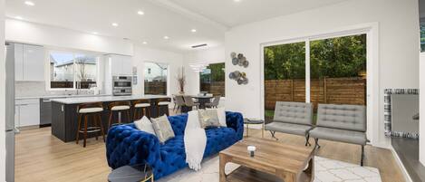 Televisión, chimenea y oficina