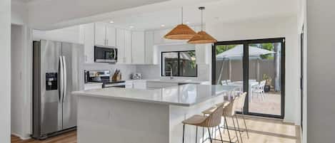 Køleskab, mikrobølgeovn, ovn, kogeplade