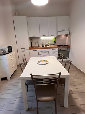 Fridge, microwave, oven, stovetop - Bright Apartment with Terrace and Parking Space (Firenze)