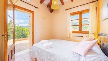 4 bedrooms, iron/ironing board, WiFi, bed sheets