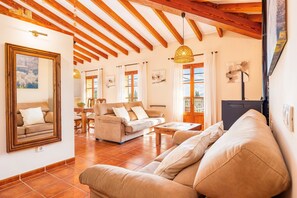 TV, fireplace - Charming Villa with Mountain Views, Wi-Fi & Air Conditioning in Selva (Selva)