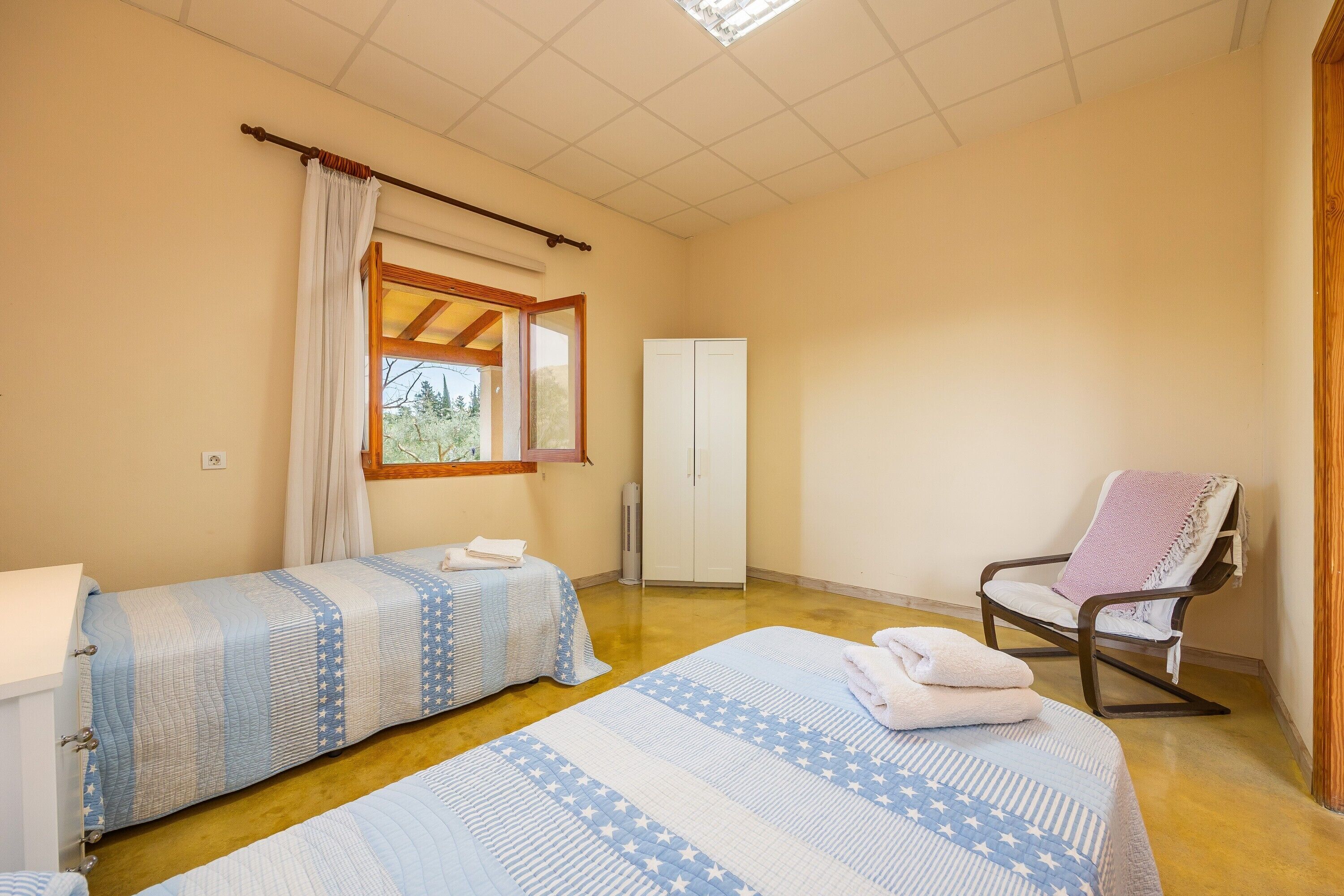 4 habitaciones, tabla de planchar con plancha, wifi y ropa de cama 