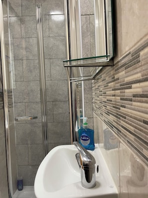 Shower, hair dryer, towels, soap - Cozy Pod 2 - Chingford/NE London (London)