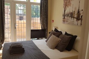 1 bedroom, iron/ironing board, WiFi, bed sheets - Cozy Pod 2 - Chingford/NE London (London)
