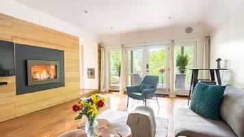 Smart TV, fireplace, stereo