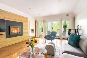 Smart TV, fireplace, stereo