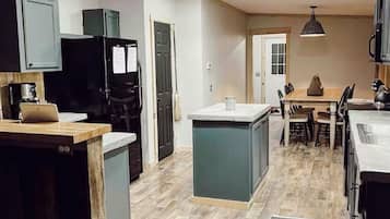 Coffee/tea maker, fridge, microwave, oven