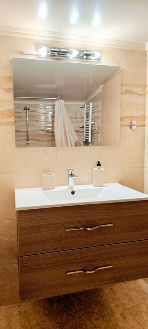 Shower, hair dryer, towels - Pretty apartment in Acropolis (Athens)