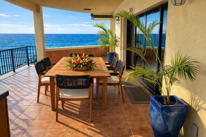 Outdoor dining - Kai Lani | Luxury Oceanfront Estate on the Kona Coast (Kailua-Kona)