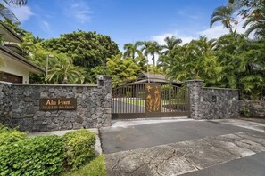 Property grounds - Kai Lani | Luxury Oceanfront Estate on the Kona Coast (Kailua-Kona)
