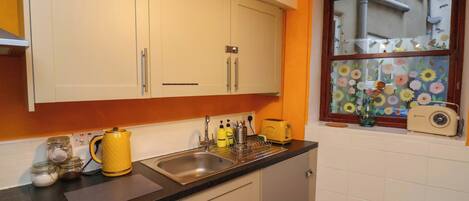 Batterie de cuisine, vaisselle et ustensiles