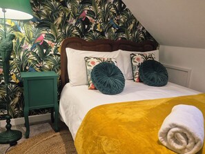 2 Schlafzimmer, individuell dekoriert, individuell eingerichtet