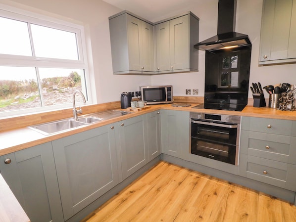 Cookware/dishes/utensils - Annies Farm Cottage (Londonderry)