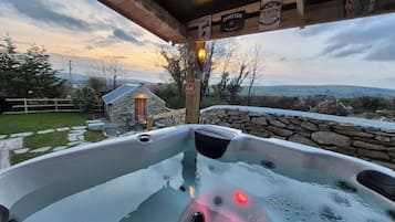 Cottage | Outdoor spa tub