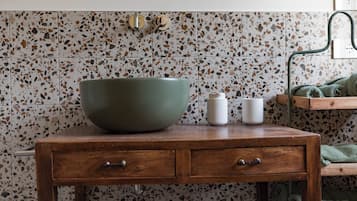 Chambre, 1 lit double, salle de bain privée | Salle de bain | Baignoire, séchoir à cheveux, serviettes fournies, savon