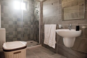 Apartment, Balkon, Stadtblick | Badezimmer