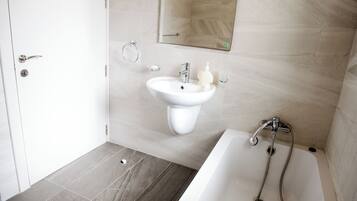 Appartement, balkon, uitzicht op de stad | Badkamer