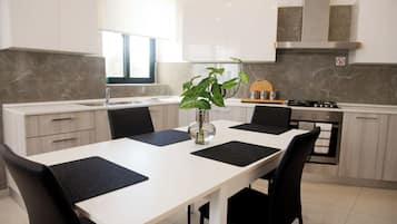 Apartment, Balkon, Stadtblick | Essbereich im Zimmer