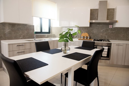 Apartment, Balcony, City View | In-room dining