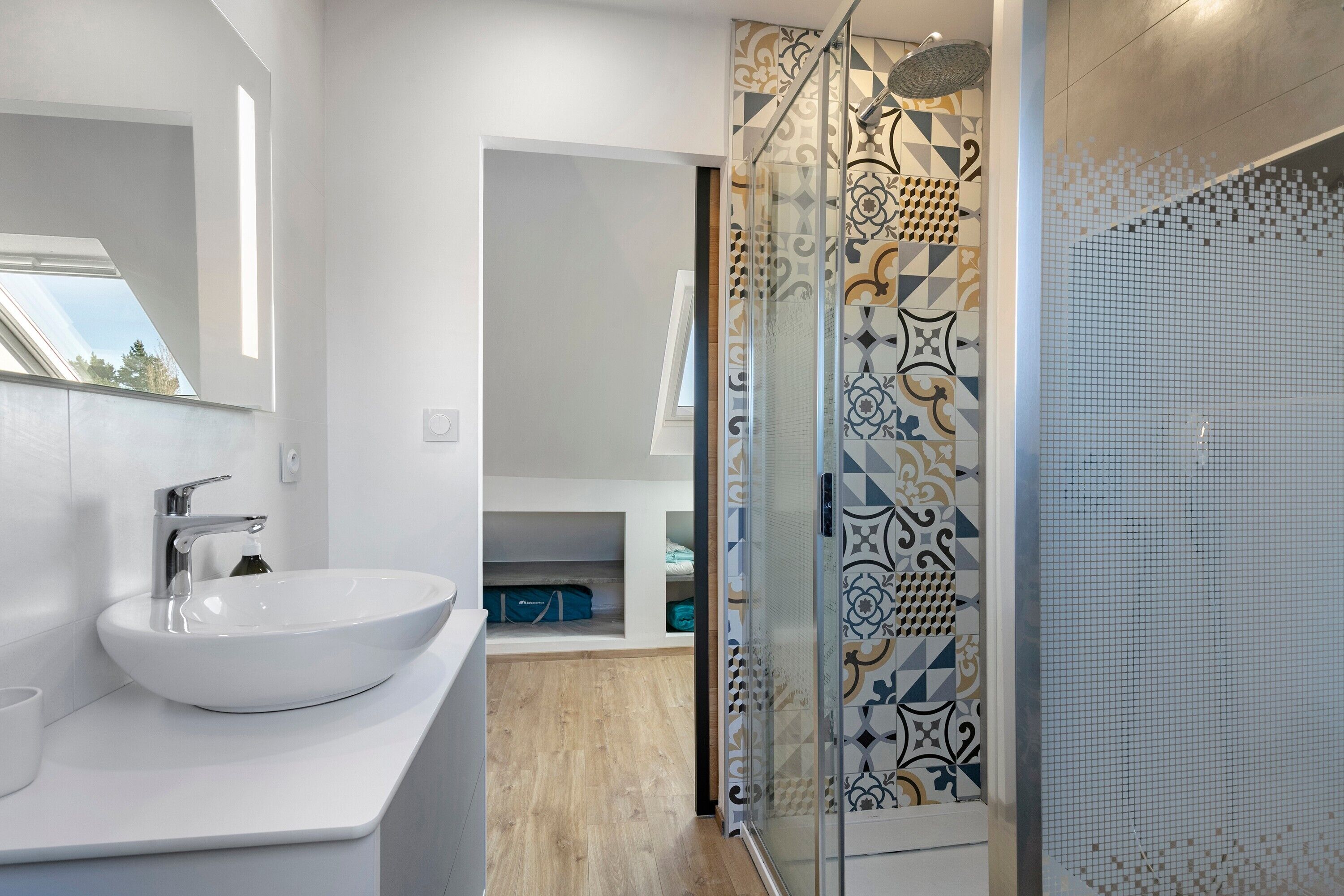 Chuveiro, secador de cabelo, toalhas de banho 