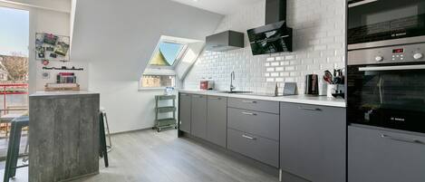 Réfrigérateur, micro-ondes, four, plaque de cuisson