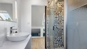 Regadera, secadora de cabello, toallas