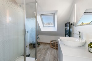 Suihku, hiustenkuivaaja, pyyhkeet