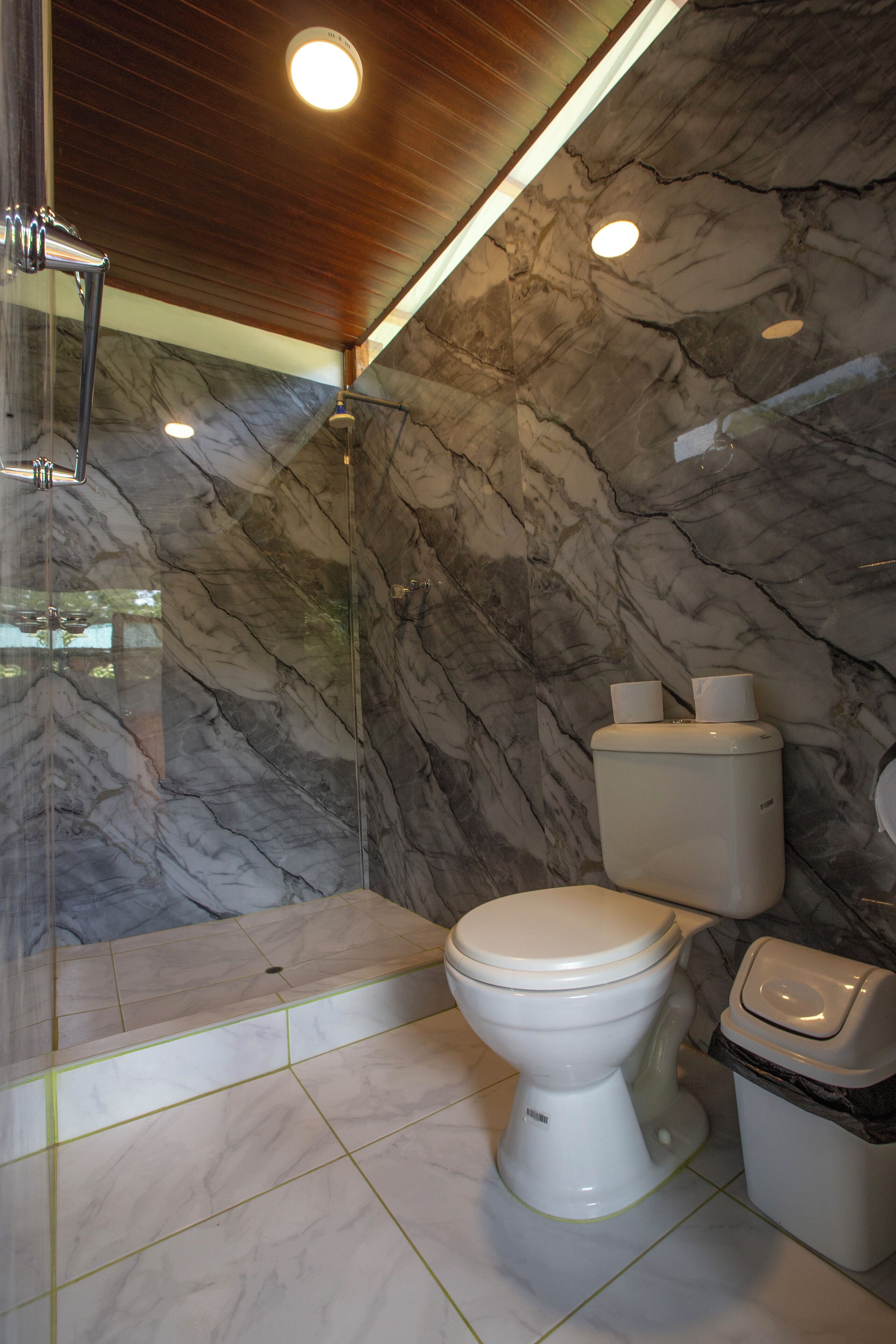 Bungalow Tiêu chuẩn, quang cảnh hồ bơi | Phòng tắm | Khăn tắm, xà phòng, dầu gội, giấy vệ sinh 