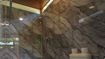 Bungalow Tiêu chuẩn, quang cảnh hồ bơi | Phòng tắm | Khăn tắm, xà phòng, dầu gội, giấy vệ sinh